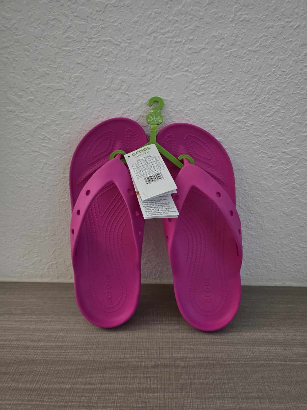NWT Crocs Classic Flip v2 Pink Sandals Men’s 12 / Women’s 14